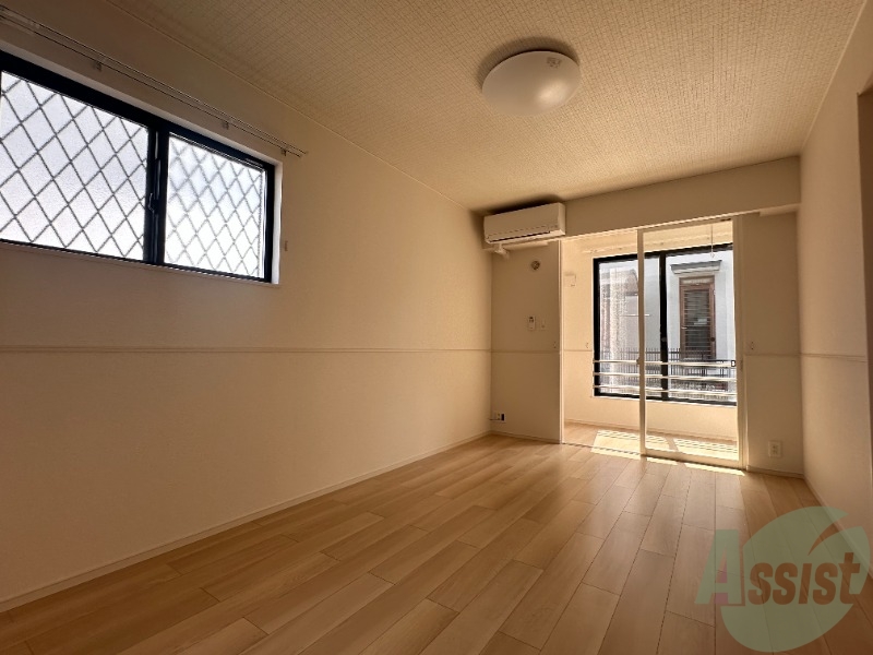 居室・リビング　１２．３帖のリビングです、２面採光で光が差し込みますね、