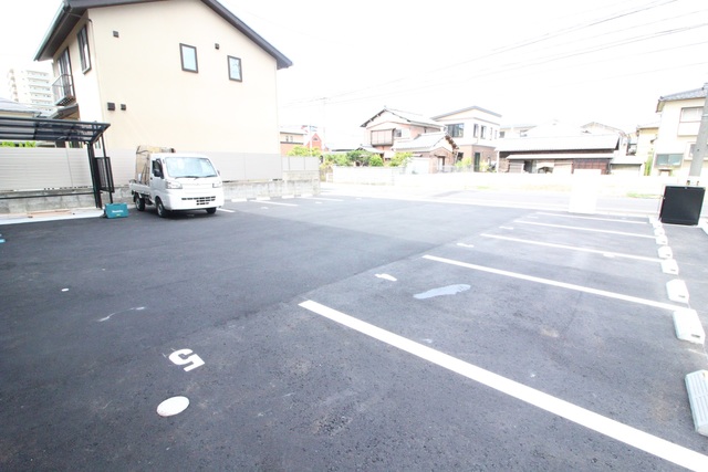 【新潟市中央区鐙西のアパートの駐車場】