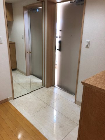 【柏市根戸のマンションの玄関】