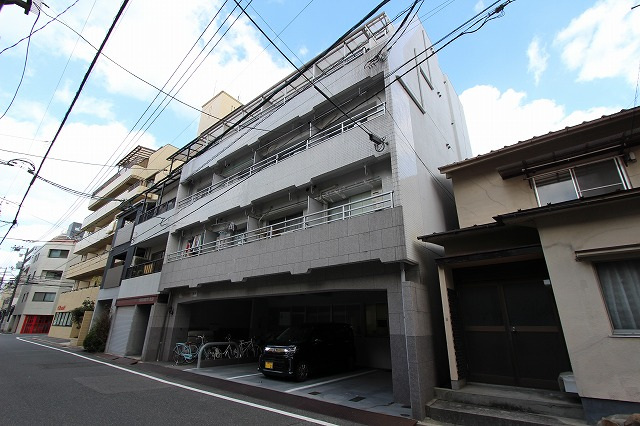 【広島市中区西十日市町のマンションの建物外観】