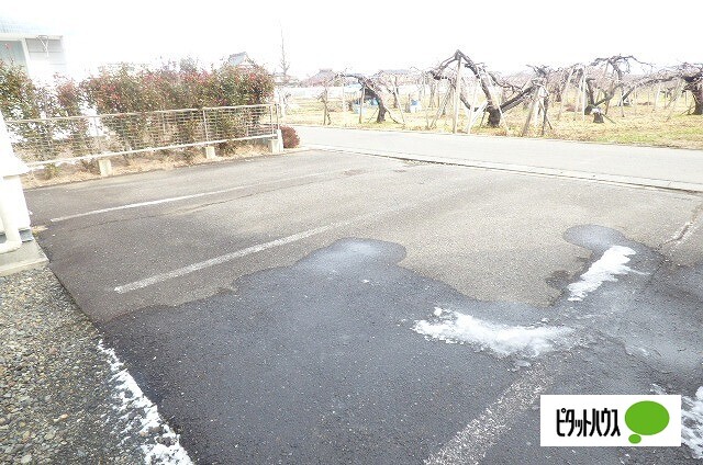 【岡沢ハイツ　Ｓ棟の駐車場】