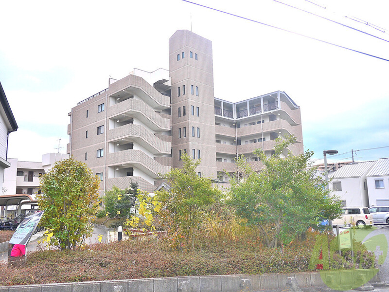 【吹田市山田東のマンションの建物外観】