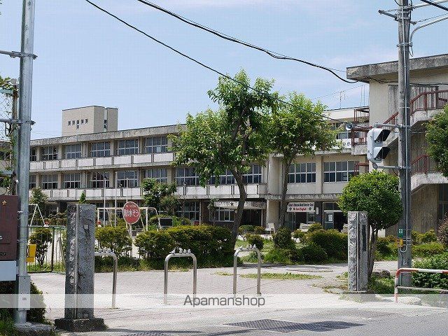 小学校　下諏訪町学校南小学校（小学校）まで462m