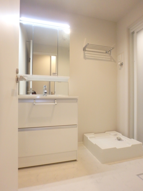 洗面設備　●朝の準備もラクラク　快適な独立洗面スペースあり。