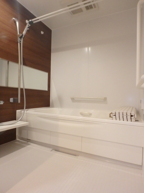 バス・シャワールーム　●ゆったり一坪タイムのバスルーム。