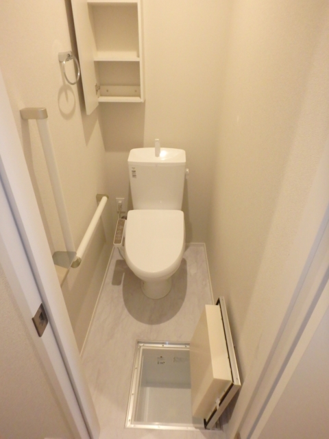 トイレ　●温水洗浄暖房便座付きの快適なトイレスペース。