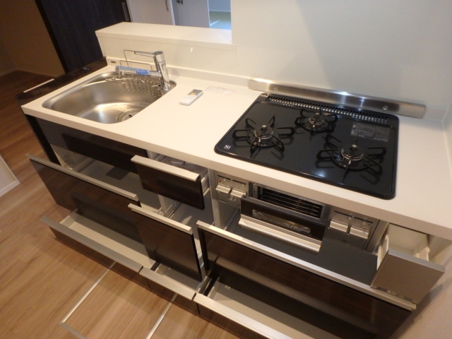 キッチン　●３口ガスコンロ・グリル付きのシステムキッチン。