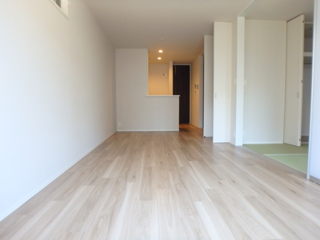 居室・リビング　●テラス側からリビングスペースを撮影。