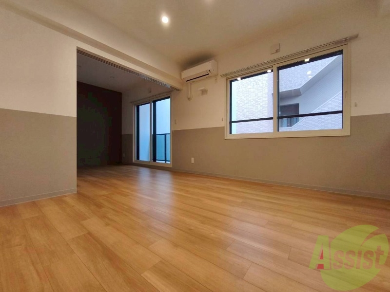 居室・リビング　木目のフローリングは落ち着きのある印象のお部屋になりますね。