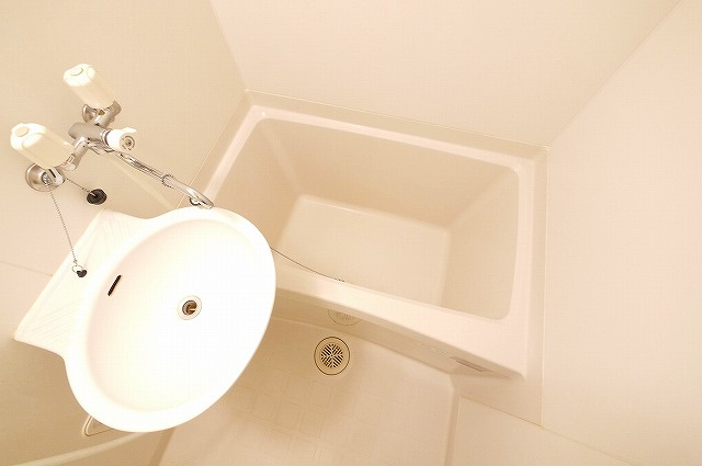 バス・シャワールーム　コンパクトで使いやすいお風呂です