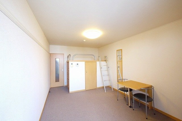 その他部屋・スペース　開放的な寝室です