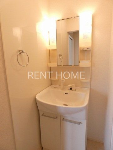 洗面設備　独立洗面脱衣所にはうれしいシャンプードレッサー