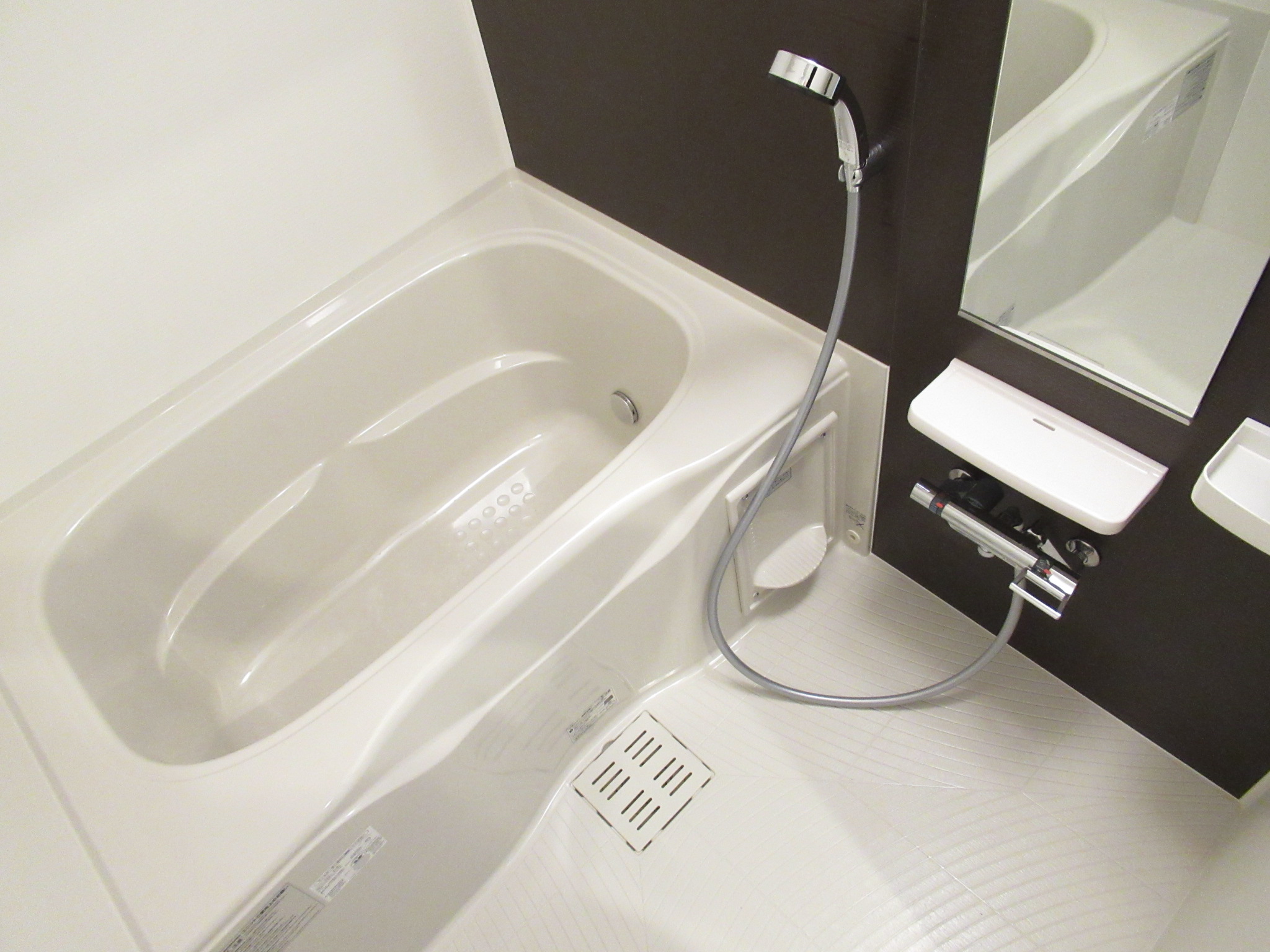 バス・シャワールーム　浴室乾燥・追い焚き機能付き♪