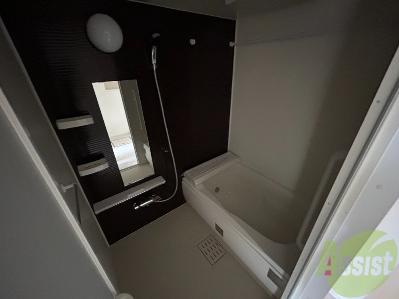 バス・シャワールーム　落ち着いたデザインの浴室。ゆったりできそうです。