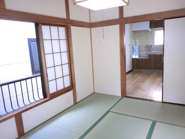 居室・リビング　和室奥のＤＫ８帖　窓の多い間取