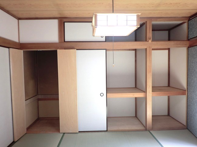 収納　和室の収納内部　天井高まであり収納力大