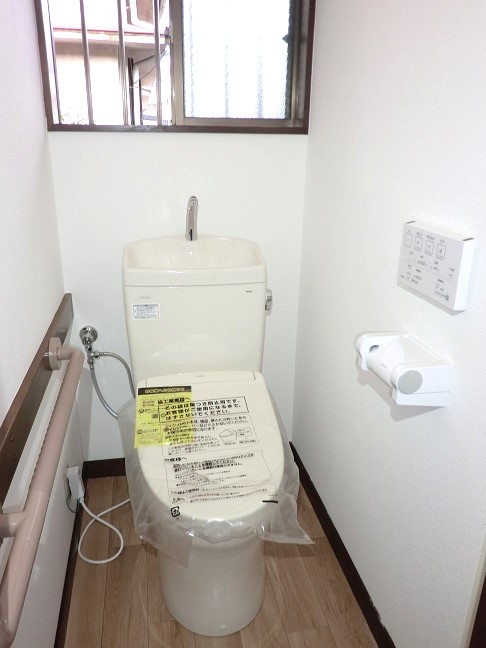 トイレ　便器・ウォシュレット新品　トイレに手摺りあり