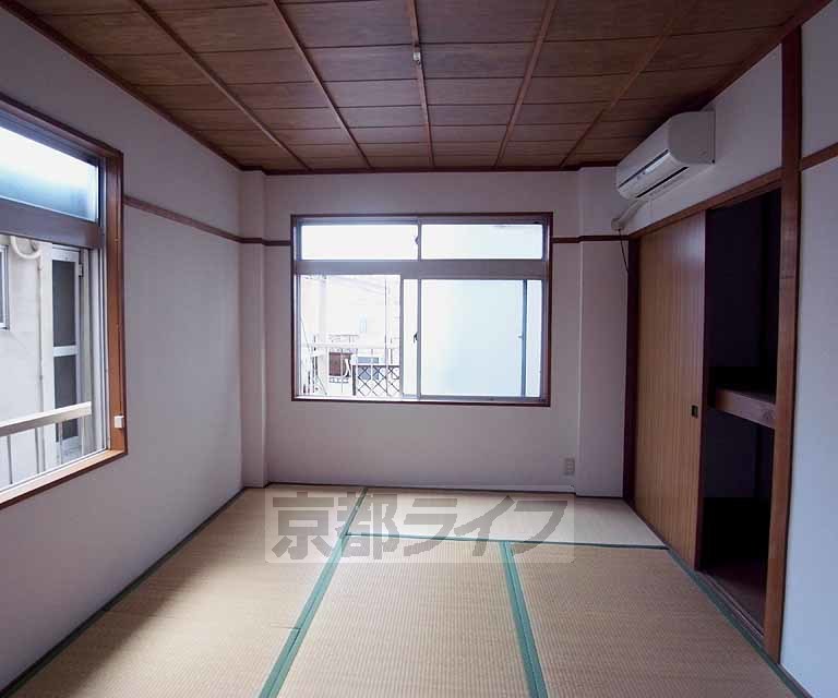 居室・リビング　窓いっぱい和室！