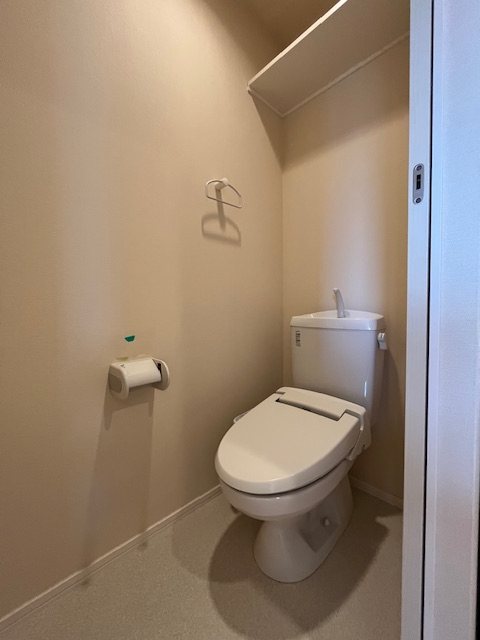 トイレ　温水洗浄便座です。