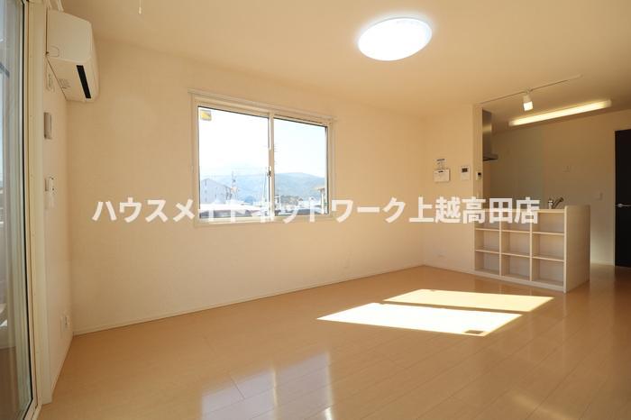 居室・リビング　ＬＤＫ（参考同型102号室室内写真）