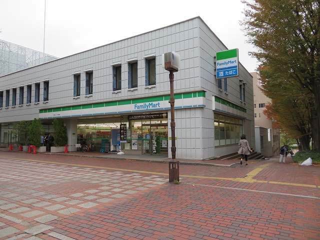 コンビニ　ファミリーマート（コンビニ）まで550m