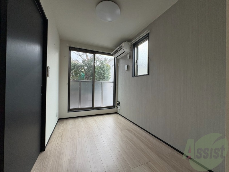 居室・リビング　南向きの大きめの窓から日差しがたっぷり入る明るいお部屋です。