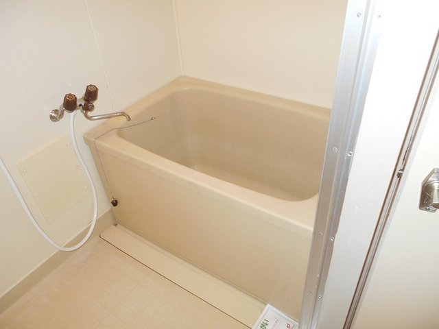 バス・シャワールーム　コンパクトで使いやすいお風呂です