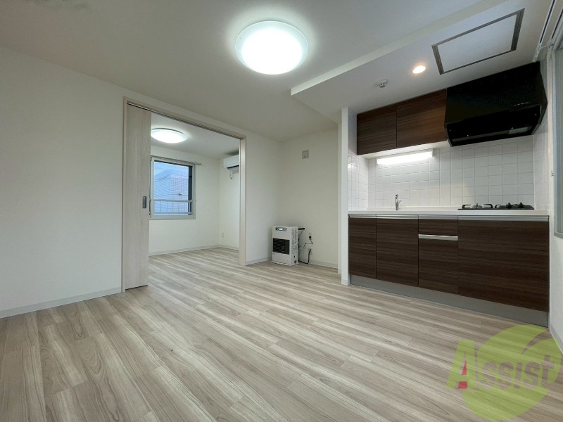 居室・リビング　木目のフローリングは落ち着きのある印象のお部屋になりますね。