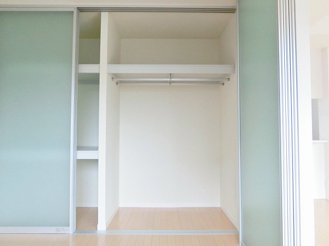 収納　棚とハンガーバーの組み合わせが便利な収納スペース。