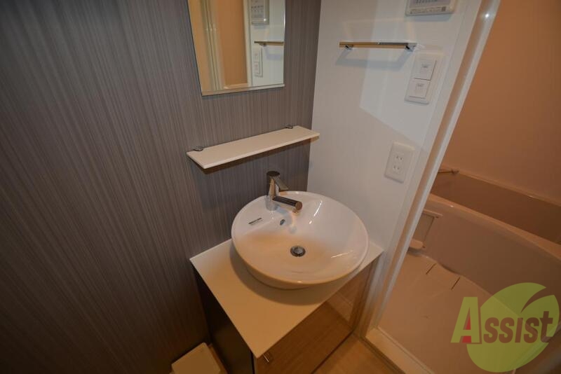 洗面設備　清潔感のある洗面台です