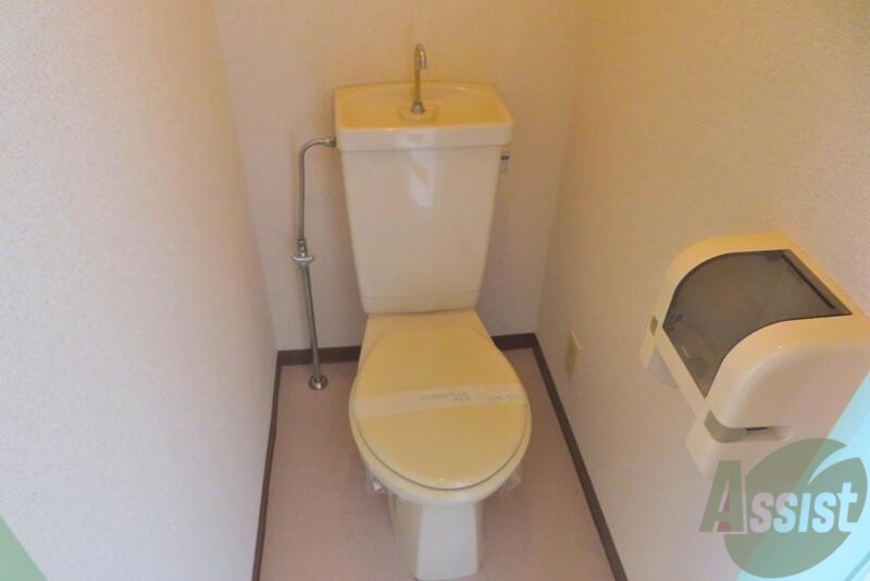 トイレ　トイレットペーパーホルダーがついて便利ですね。