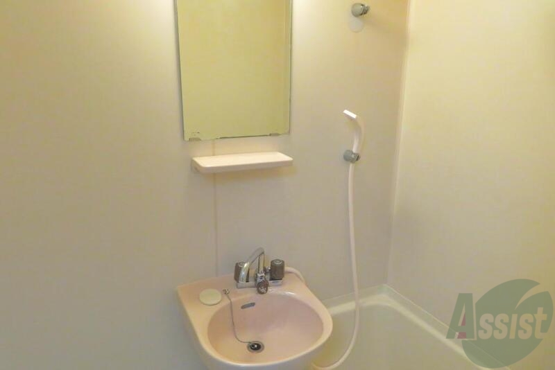 洗面設備　洗面に鏡つていて便利ですね。