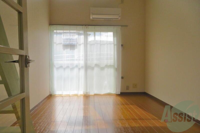 居室・リビング　明るいリビングですね。お休みの日ものんびりできますね。