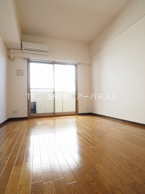 居室・リビング　洋室７畳！