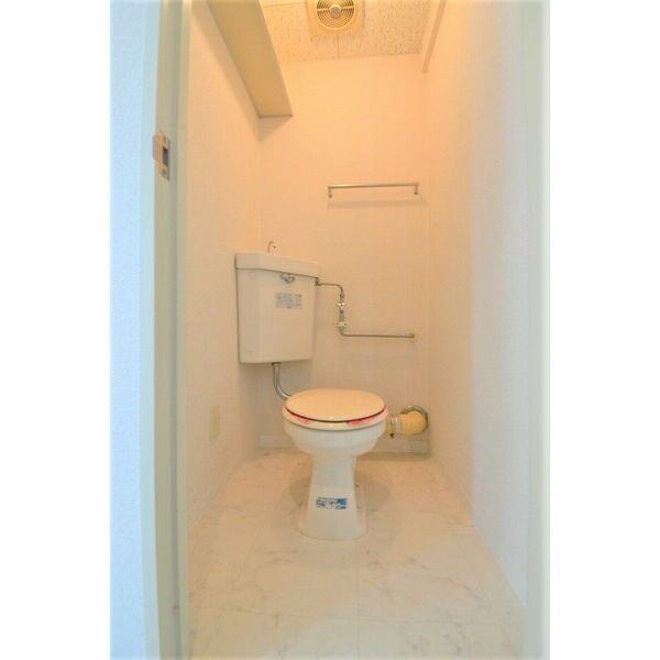 トイレ　※写真は別号室です。