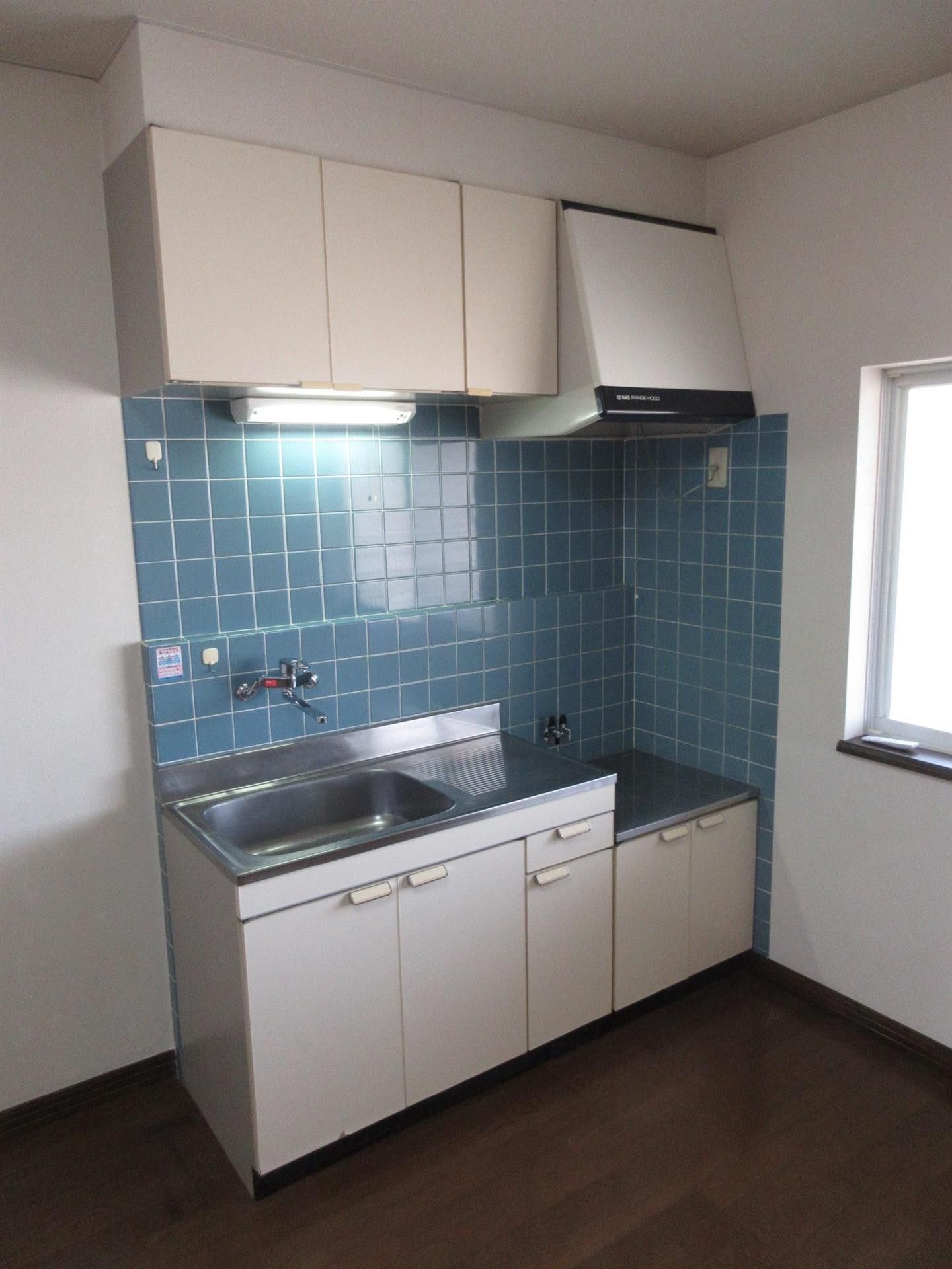 キッチン　窓付きで換気も容易なキッチンスペースです♪