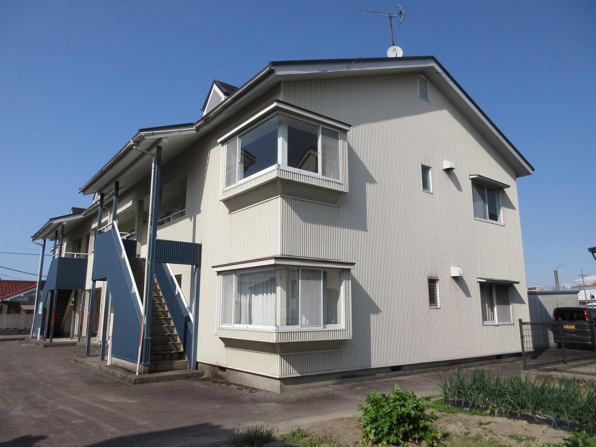 建物外観　【ファミーユ白露】外観写真です♪