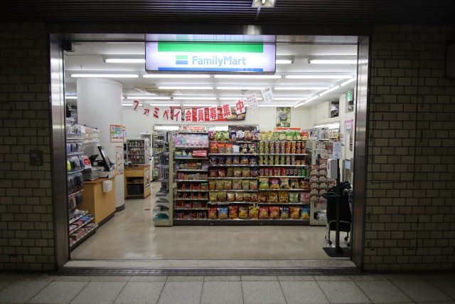 コンビニ　ファミリーマート　鶴舞線上前津駅店（コンビニ）まで29m