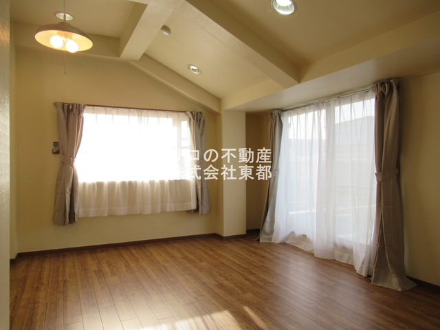 居室・リビング　２面採光なので、明るく風通しのよい過ごしやすいお部屋です♪