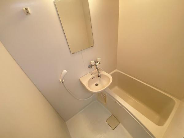 バス・シャワールーム　キレイにリフォームされています！