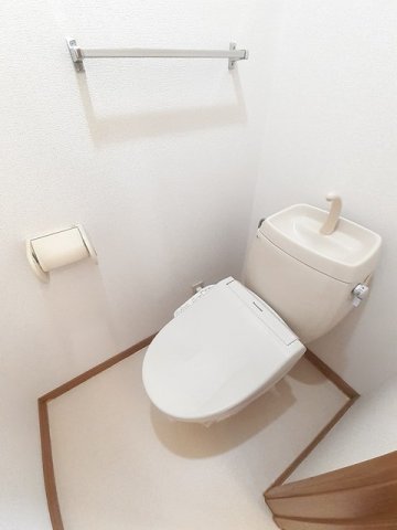トイレ　落ち着いた色調のトイレです
