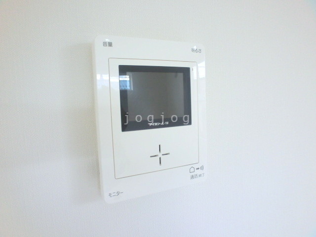 セキュリティ　来訪者の顔を確認できるテレビインターホン付きです。