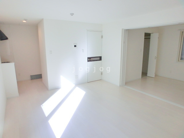 居室・リビング　白を基調とした内装で明るい印象です。