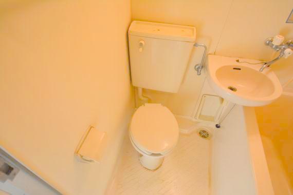 トイレ　白くてピカピカのトイレですね。お掃除もしやすいです。