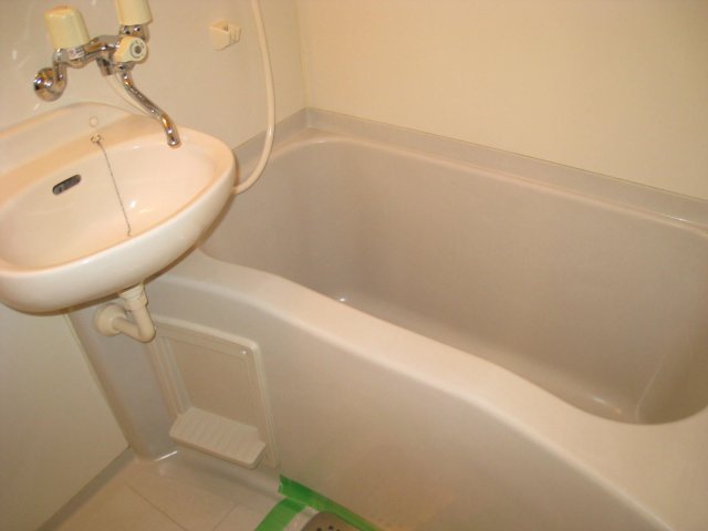 バス・シャワールーム　同物件別号室のものです。
