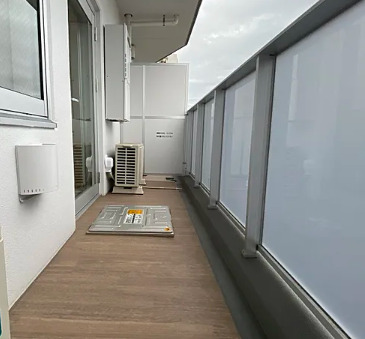 バルコニー　暖かな日差しのふりそそぐバルコニー