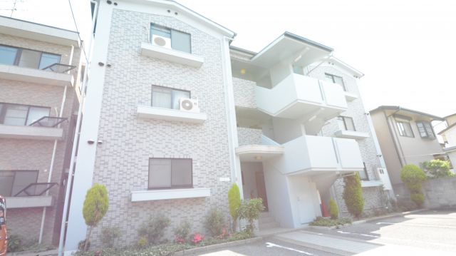 建物外観　敷地内に駐車場があります♪