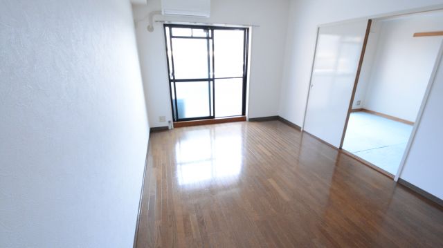 居室・リビング　床色が落ち着いた色合いで綺麗です♪