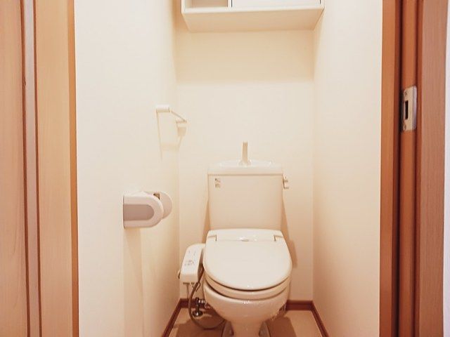 トイレ　落ち着いた色調のトイレです