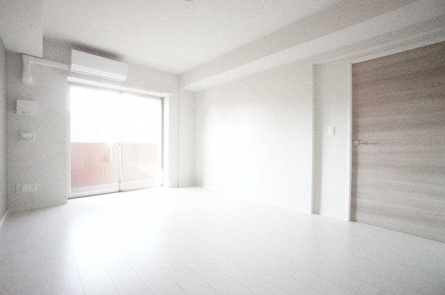 居室・リビング　※同物件・反転タイプの写真です。